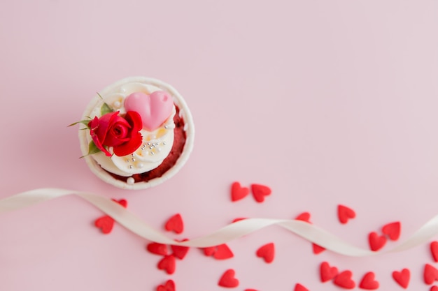 cupcake rose e cuori su una rosa .. Cupcakes al cioccolato decorata con crema di rose