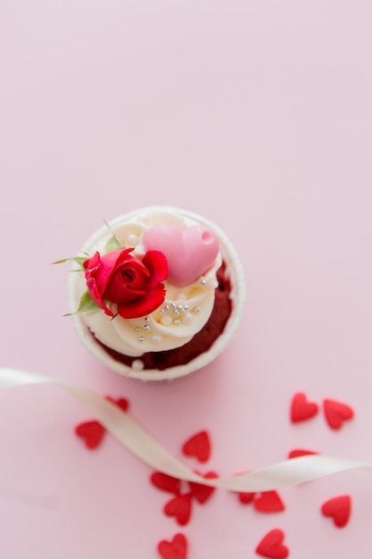 cupcake rose e cuori su una rosa .. Cupcakes al cioccolato decorata con crema di rose