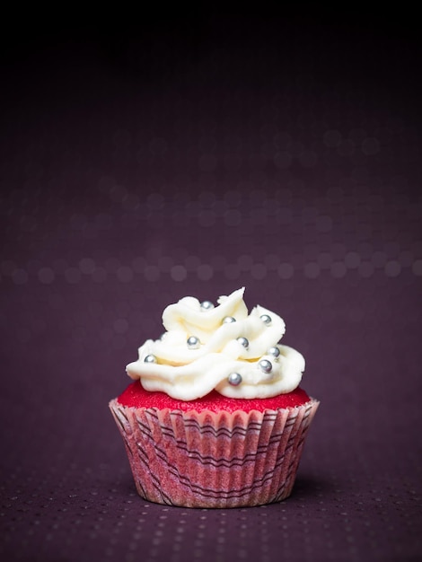 Cupcake rosso sfondo viola