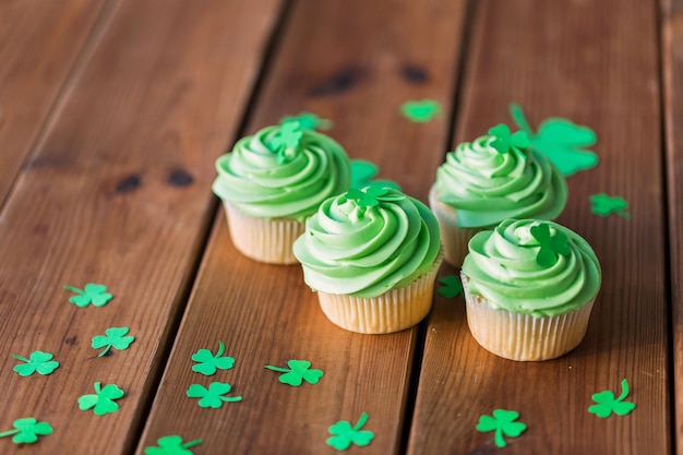 cupcake verdi e trifoglio su un tavolo di legno