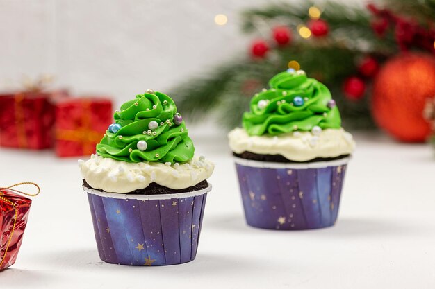 Cupcakes a forma di albero di Natale e regali di Natale Punto di messa a fuoco selettiva per il testo