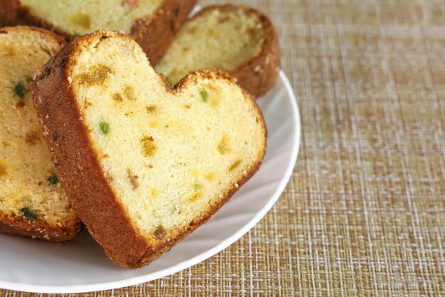 Cupcakes a forma di cuore sul piatto bianco