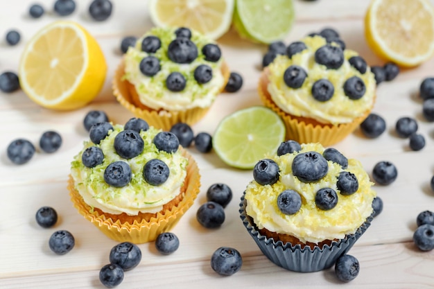 Cupcakes ai mirtilli con crema al burro.