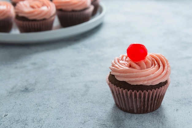 Cupcakes al cioccolato con crema al burro alla fragola