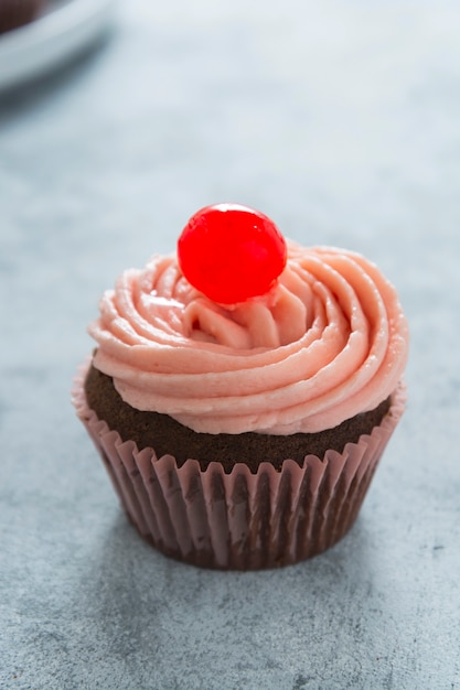 Cupcakes al cioccolato con crema al burro alla fragola