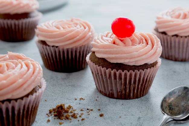 Cupcakes al cioccolato con crema al burro alla fragola