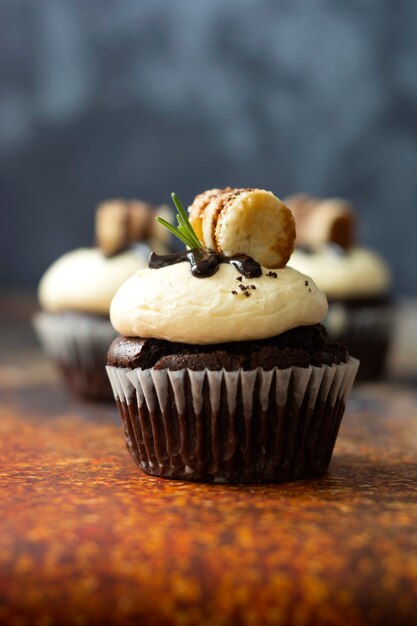 Cupcakes al cioccolato con crema al burro. Dessert dolce, panetteria, dessert di pasticceria.