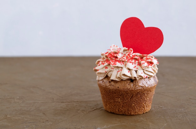 Cupcakes al cioccolato con pezzi di cioccolato. Torta fatta in casa.