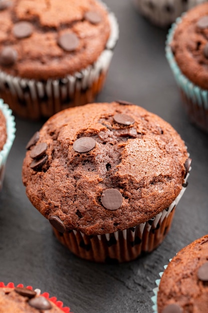 Cupcakes al cioccolato cup cake con granelli di cioccolato vista laterale Primo piano