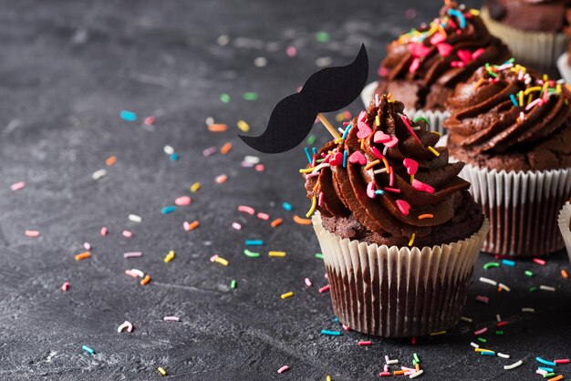 Cupcakes al cioccolato e cacao con granelli