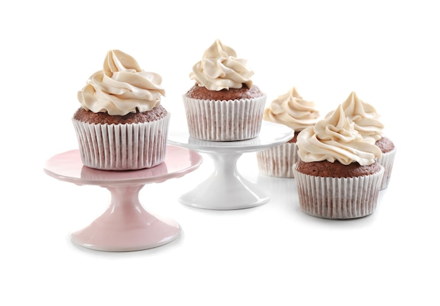 Cupcakes al cioccolato saporiti isolati su bianco