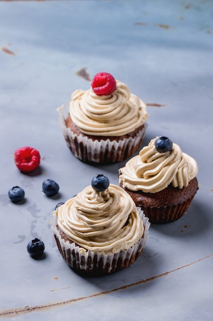 Cupcakes al cioccolato su calcestruzzo