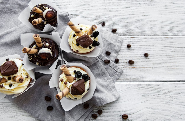 Cupcakes al cioccolato su fondo di legno bianco