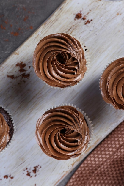 Cupcakes al cioccolato su un vassoio su sfondo grigio da vicino