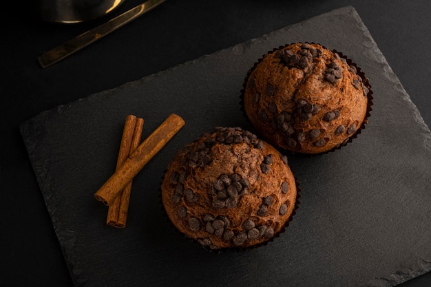 Cupcakes al cioccolato su una lastra di pietra nera. Muffin al cioccolato morbidi e umidi fatti in casa.