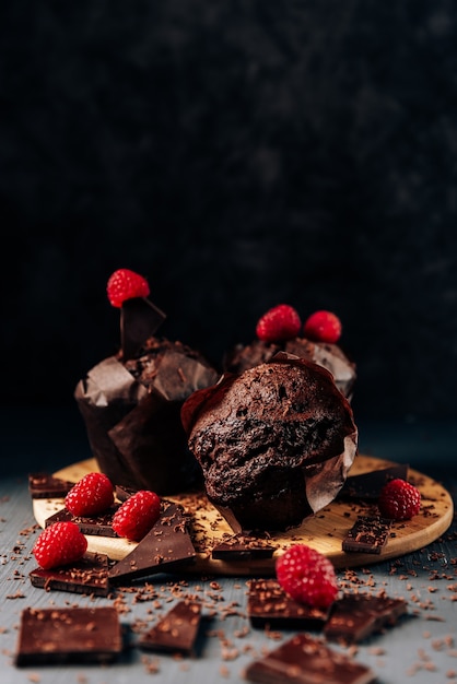 Cupcakes al cioccolato sul tavolo