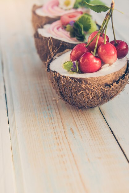 Cupcakes al cocco con fiori, fragole e crema di formaggio