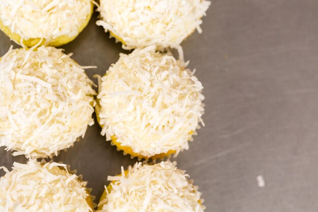 Cupcakes al cocco fresco sul vassoio.