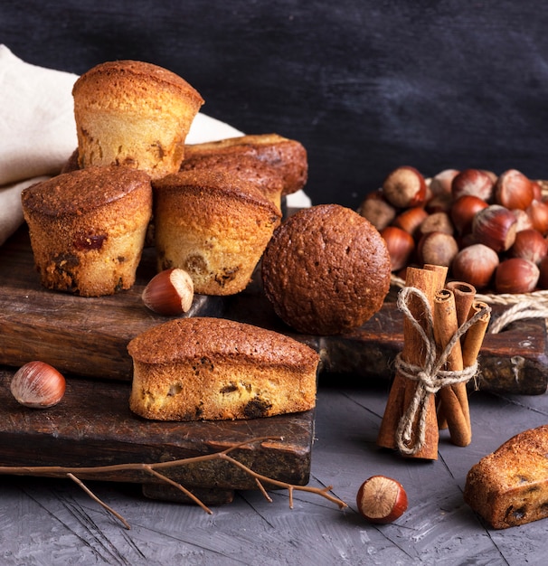 Cupcakes al forno con frutta secca su una tavola di legno