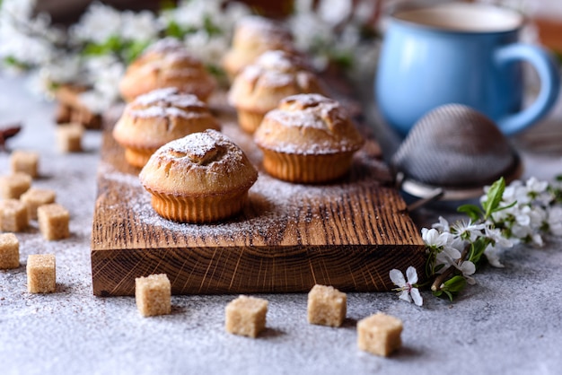 Cupcakes al forno freschi di farina di riso con banana e vaniglia con una tazza di cioccolata calda. Deliziosa colazione corroborante con cioccolata calda e cupcakes