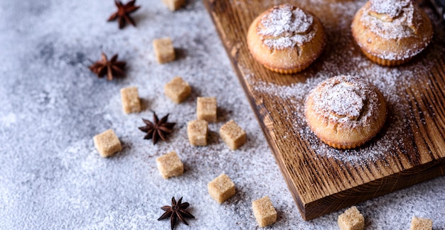 Cupcakes al forno freschi di farina di riso con banana e vaniglia con una tazza di cioccolata calda. Deliziosa colazione corroborante con cioccolata calda e cupcakes