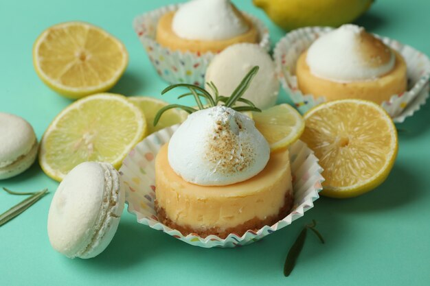 Cupcakes al limone, amaretti e ingredienti su fondo alla menta