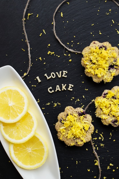 Cupcakes al limone su sfondo nero