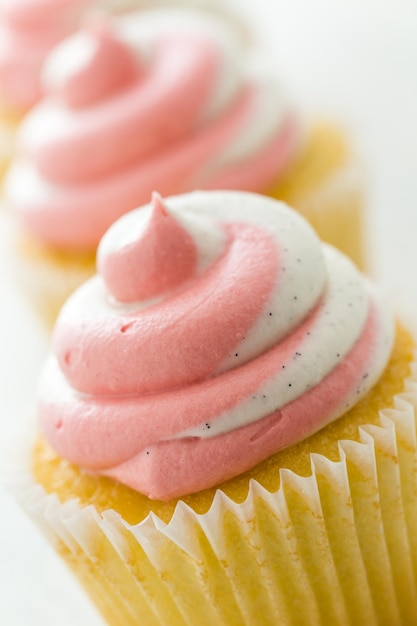 Cupcakes alla vaniglia guarniti con crema di fragole.