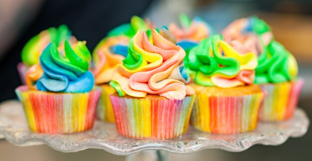 Cupcakes colorati con crema arcobaleno.