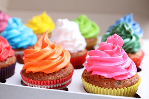 Cupcakes colorati gustosi in scatola