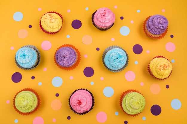 Cupcakes colorati vista dall'alto sul tavolo