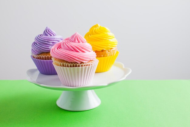 Cupcakes con coppe colorate e gusti diversi. Dolce festa