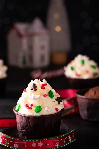 Cupcakes con crema alla vaniglia e decorazioni a Capodanno