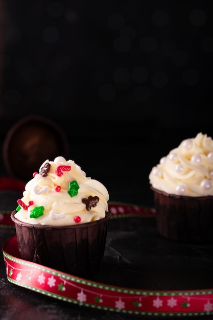 Cupcakes con crema alla vaniglia e decorazioni a Capodanno