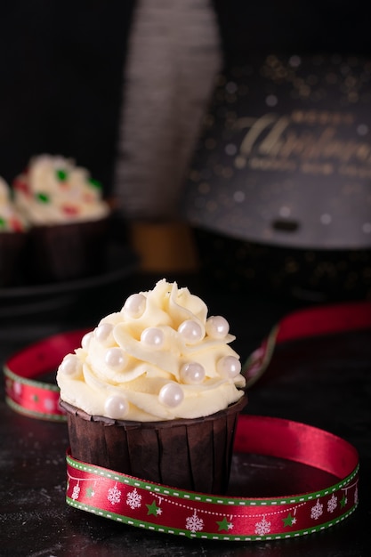 Cupcakes con crema alla vaniglia e decorazioni a Capodanno