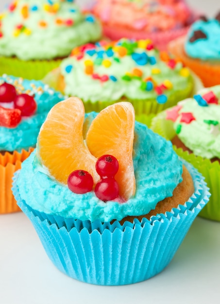 Cupcakes con crema decorata di frutta e bacche