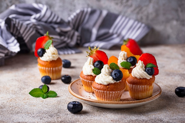 Cupcakes con crema e frutti di bosco