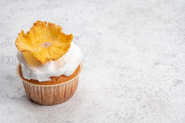 Cupcakes con fiori di ananas secchi