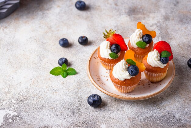 Cupcakes con panna e frutti di bosco