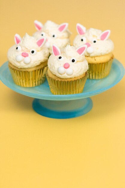 Cupcakes coniglietto di Pasqua su sfondo giallo.