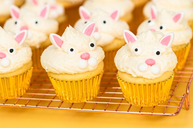 Cupcakes coniglietto di Pasqua su sfondo giallo.