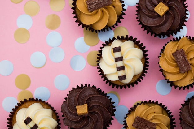 Cupcakes decorati con caramello al cioccolato e glassa alla vaniglia