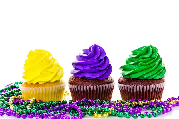 Cupcakes decorati con glassa di colore brillante per la festa del Mardi Gras.