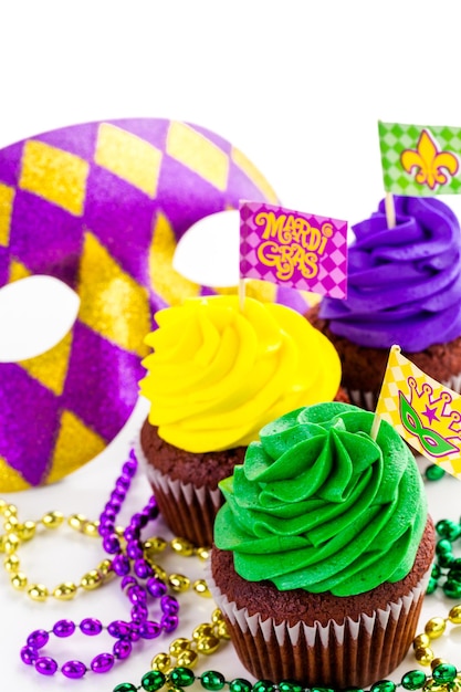 Cupcakes decorati con glassa di colore brillante per la festa del Mardi Gras.