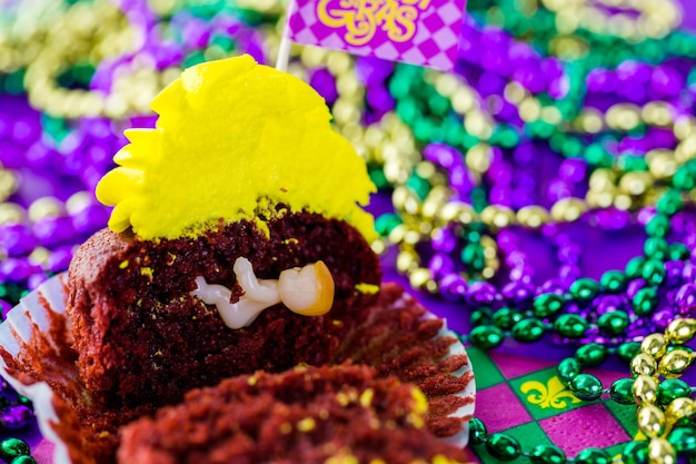 Cupcakes decorati con glassa di colore brillante per la festa del Mardi Gras.