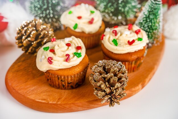 Cupcakes decorati con granelli a forma di albero di Natale Dolci festivi