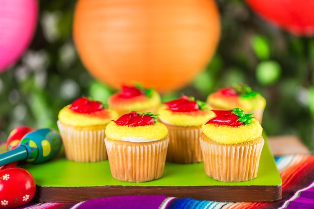 Cupcakes decorati con peperoncino rosso per Cinco de Mayo.