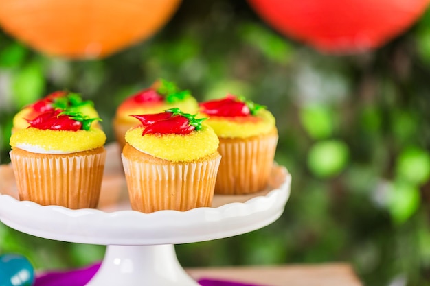 Cupcakes decorati con peperoncino rosso per Cinco de Mayo.