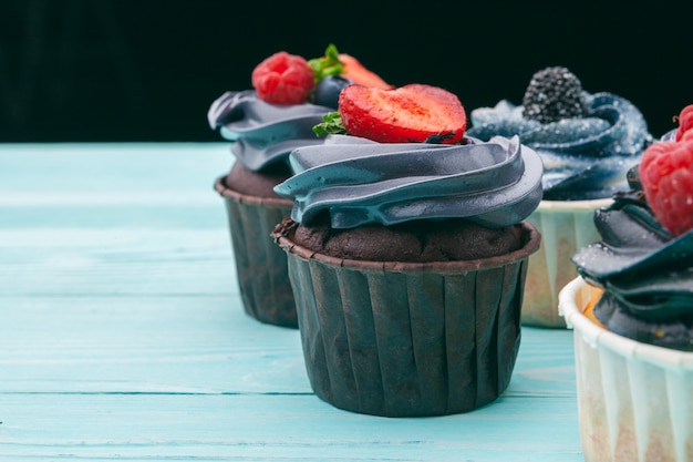 Cupcakes deliziosi su uno sfondo colorato