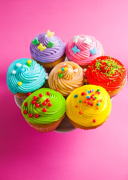 Cupcakes delle vacanze di Pasqua sul piccolo supporto, posto per il testo